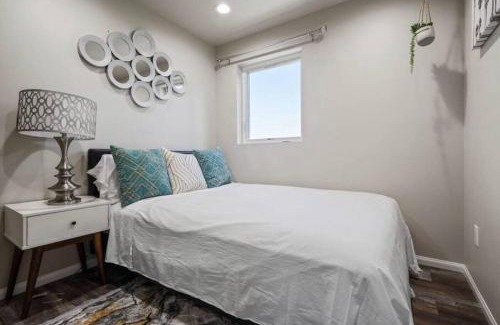 Valencia Casa | Spacious family Guesthouse private entry near six flags