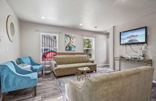 Valencia Casa | Spacious family Guesthouse private entry near six flags