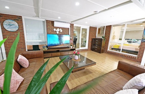 Hampton Park Villa | Spacious Family Home 4BRM in Hampton Park near Dandenong Ranges