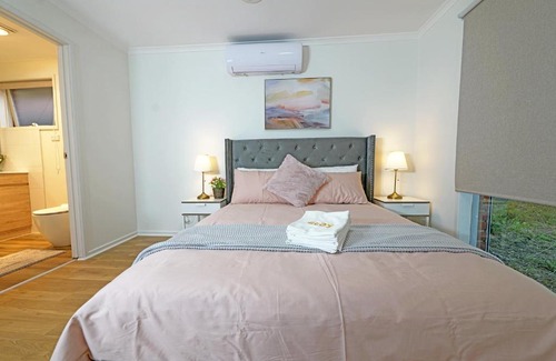 Hampton Park Villa | Spacious Family Home 4BRM in Hampton Park near Dandenong Ranges