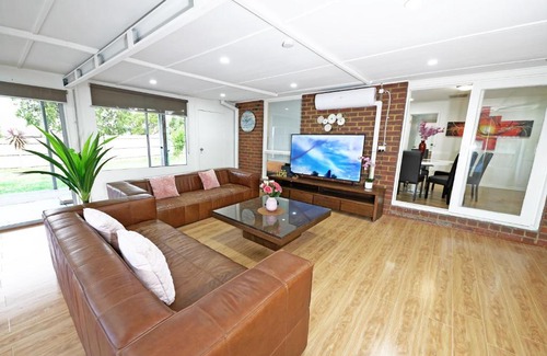 Hampton Park Villa | Spacious Family Home 4BRM in Hampton Park near Dandenong Ranges