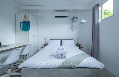 Catangnan Apartamento | Spacious Family Home in General Luna Center with Wi-Fi, AC and Generator