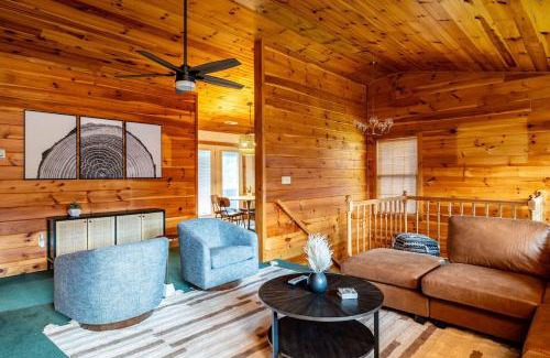 Sevierville Casa | Spacious Family Home with Hot Tub Game & Play room