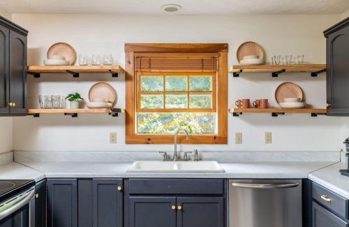 Sevierville Casa | Spacious Family Home with Hot Tub Game & Play room