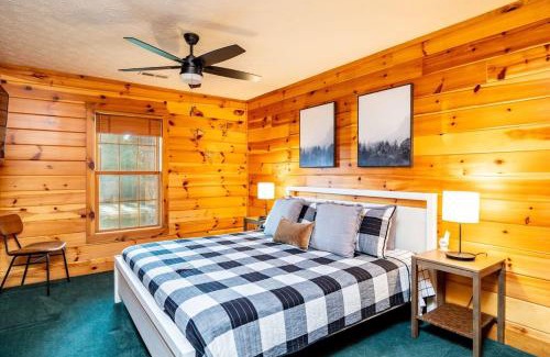 Sevierville Casa | Spacious Family Home with Hot Tub Game & Play room