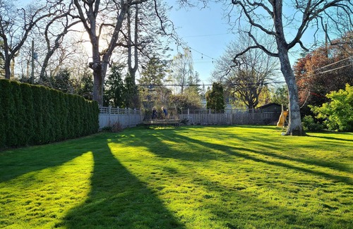 Oak Bay Casa | Spacious Family Home with Large Yard in Oak Bay