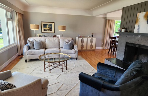 Oak Bay Casa | Spacious Family Home with Large Yard in Oak Bay