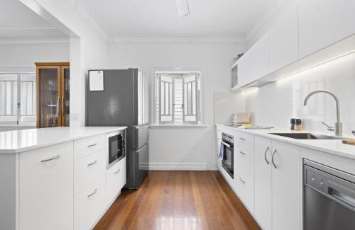 Gordon Park Casa | Spacious Family Home with Garden in Quiet Suburb