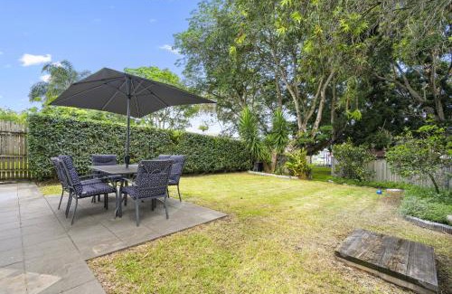 Gordon Park Casa | Spacious Family Home with Garden in Quiet Suburb