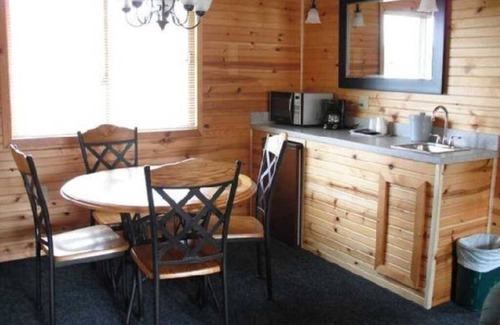 Alger Cabina | Spacious Family Ready 2BR Riverside Retreat | with Indoor Pool & Waterside Deck