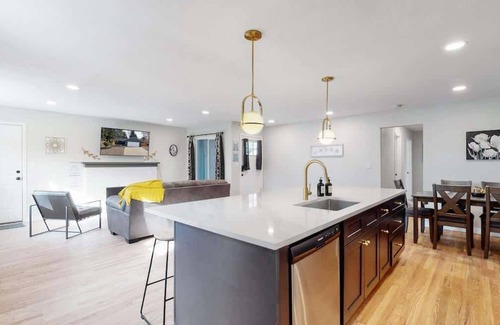 Southeast Casa | Spacious Family Retreat in Denver