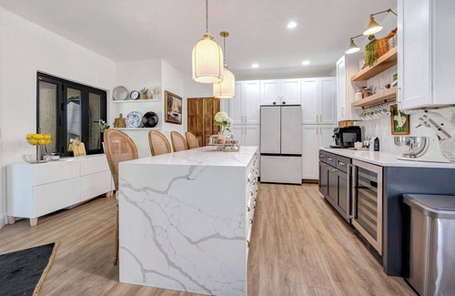 Oakes Estates Casa | Private pool, Pickleball court, fitness center and sauna with large family home