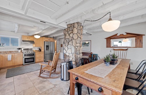 Campton Otro | Spacious Farmhouse Estate Overlooking a Babbling Brook