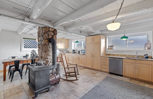 Campton Otro | Spacious Farmhouse Estate Overlooking a Babbling Brook