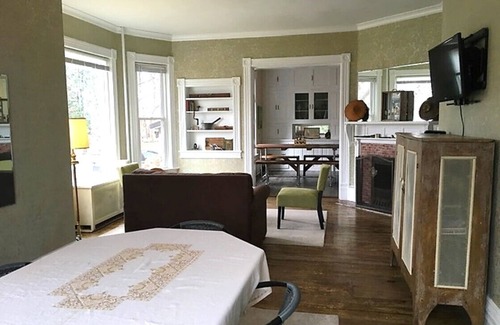 Pickett Otro | Spacious Farmhouse in Quaint Rural Setting