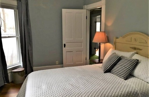 Pickett Otro | Spacious Farmhouse in Quaint Rural Setting