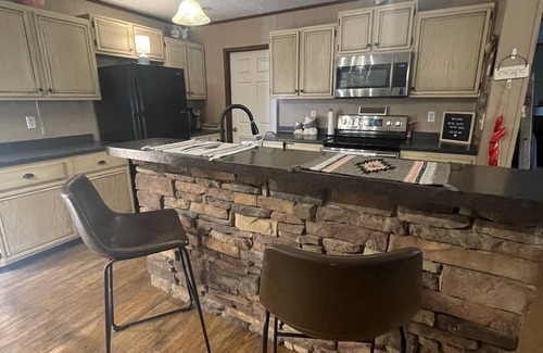 Lenox Otro | Spacious farmhouse near Montauk State Park in Salem MO