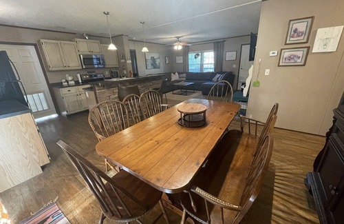 Lenox Otro | Spacious farmhouse near Montauk State Park in Salem MO