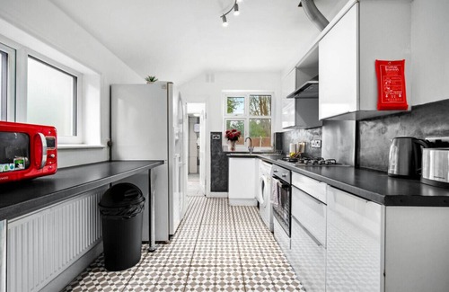 Stonnall Casa | Spacious Five Bed House Near Airport - Parking - Garden