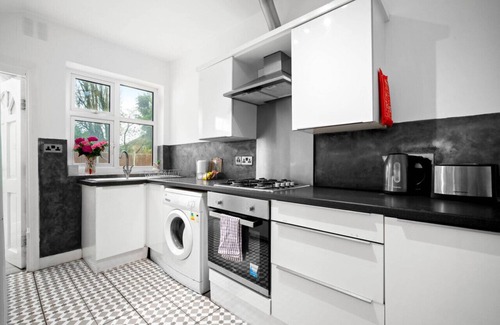 Stonnall Casa | Spacious Five Bed House Near Airport - Parking - Garden
