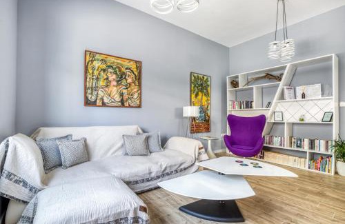 Kolokinthou Apartamento | Spacious flat with courtyard in Peristeri!