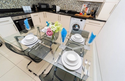 Reading Apartamento | Spacious Flat with Patio & Parking in city centre