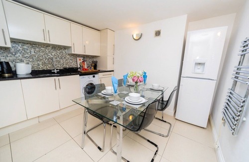 Reading Apartamento | Spacious Flat with Patio & Parking in city centre