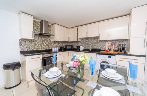 Reading Apartamento | Spacious Flat with Patio & Parking in city centre