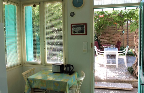 Ceret Apartamento | Amplio piso con jardín aislado en la ciudad histórica entre mar y montaña
