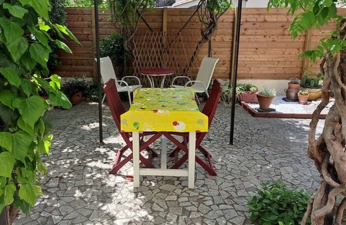Ceret Apartamento | Amplio piso con jardín aislado en la ciudad histórica entre mar y montaña
