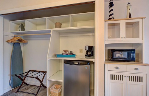 Otter Rock Apartamento | Spacious Forest-View Suite with Kitchenette