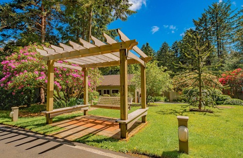 Otter Rock Apartamento | Spacious Forest-View Suite with Kitchenette