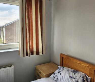 Leeds Casa | Spacious, free parking, 9 mins Elland Rd, nr town