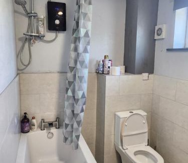 Leeds Casa | Spacious, free parking, 9 mins Elland Rd, nr town