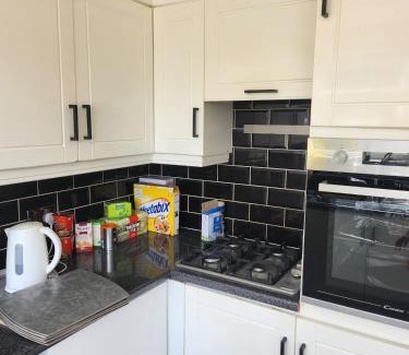 Leeds Casa | Spacious, free parking, 9 mins Elland Rd, nr town