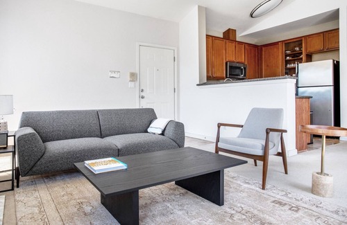 Central District Apartamento | Spacious Fremont 2BR w/ W/D, Pool, close to Lake & Shops, by Blueground