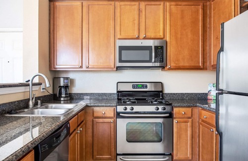 Central District Apartamento | Spacious Fremont 2BR w/ W/D, Pool, close to Lake & Shops, by Blueground