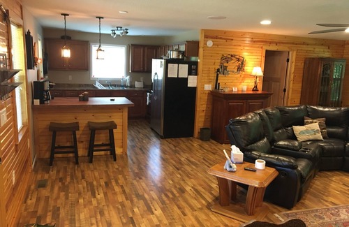 Bakerton Cabina | Spacious fully equipted 5-bedroom Riverfront Cabin on the Cumberland River.