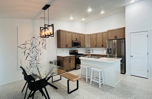 Pasco Casa | Spacious fully fenced yard, central location!