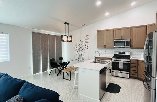 Pasco Casa | Spacious fully fenced yard, central location!