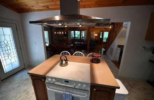 Lake Toxaway Cabina | Spacious fully-renovated cottage with lake views nestled in serene Lake Toxaway.