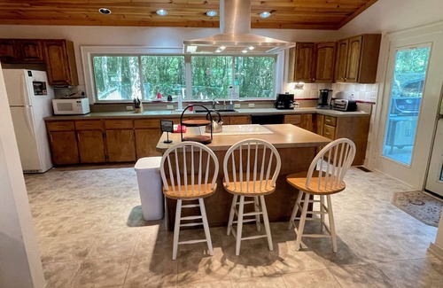 Lake Toxaway Cabina | Spacious fully-renovated cottage with lake views nestled in serene Lake Toxaway.