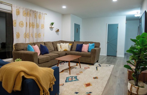 Urbandale Casa | Spacious & Fun Arcade House, Sleeps 14, Central Location, Fenced Backyard