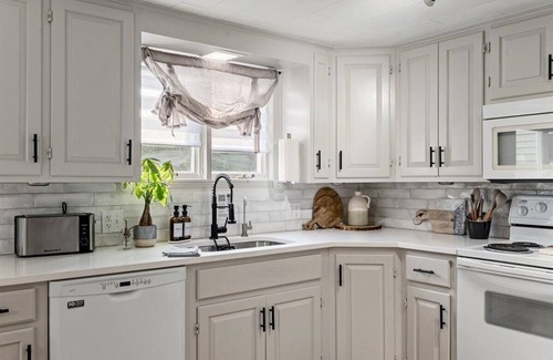 Rileyville Casa | Spacious & Fun Family Oasis ~ Games ~ Hot Tub ~ View