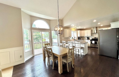 South Jordan Casa | Spacious Gathering Place 2x Living Rooms & Dining Rooms + Fenced Private Yard