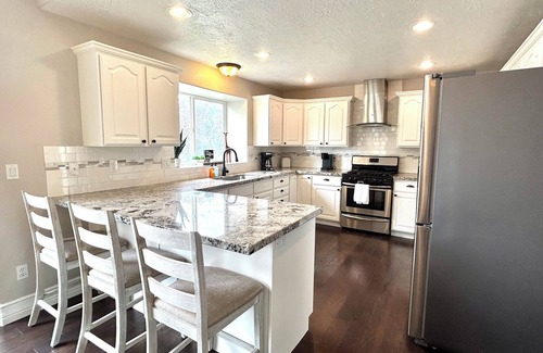 South Jordan Casa | Spacious Gathering Place 2x Living Rooms & Dining Rooms + Fenced Private Yard