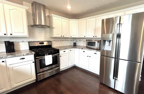 South Jordan Casa | Spacious Gathering Place 2x Living Rooms & Dining Rooms + Fenced Private Yard