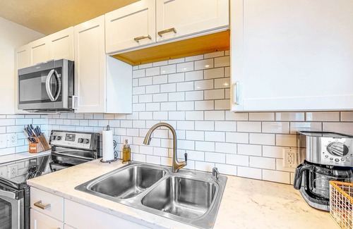 Elkhart Casa | Spacious gem with ample outdoor space, deck, & AC - quick drive to Notre Dame