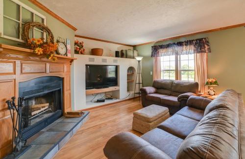 Hardin County Casa | Spacious Getaway 5 Mins to Garden of the Gods