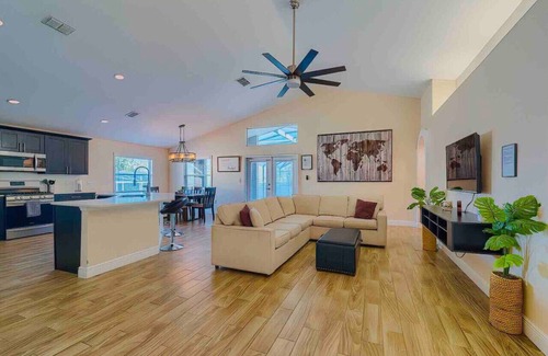Minneola Casa | Spacious Getaway ~ Heated LED Pool & Ping Pong